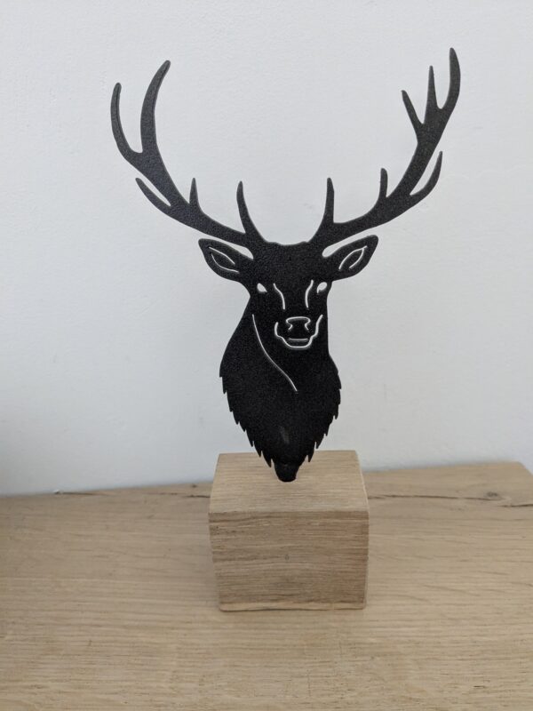 Trophée de cerf sur socle bois – Image 3