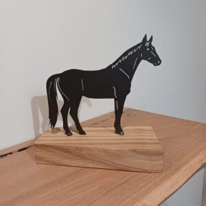 Cheval sur socle bois