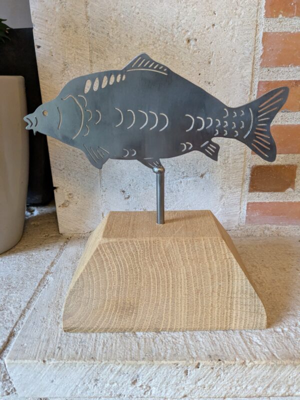 Carpe sur socle bois – Image 3