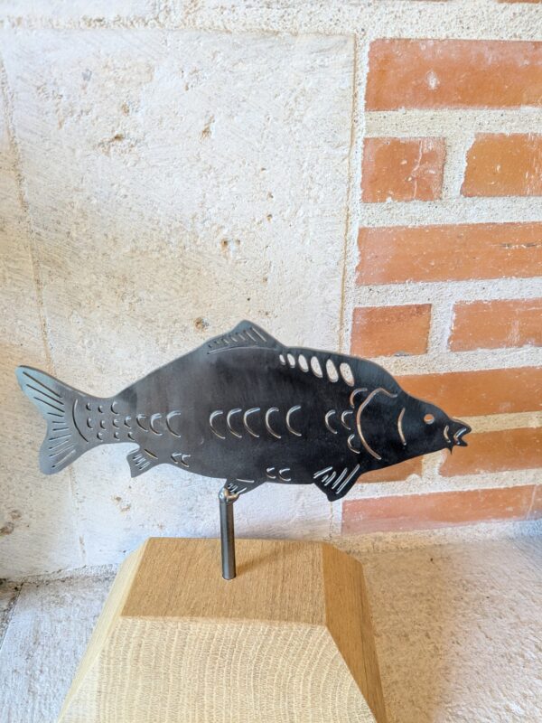 Carpe sur socle bois – Image 2