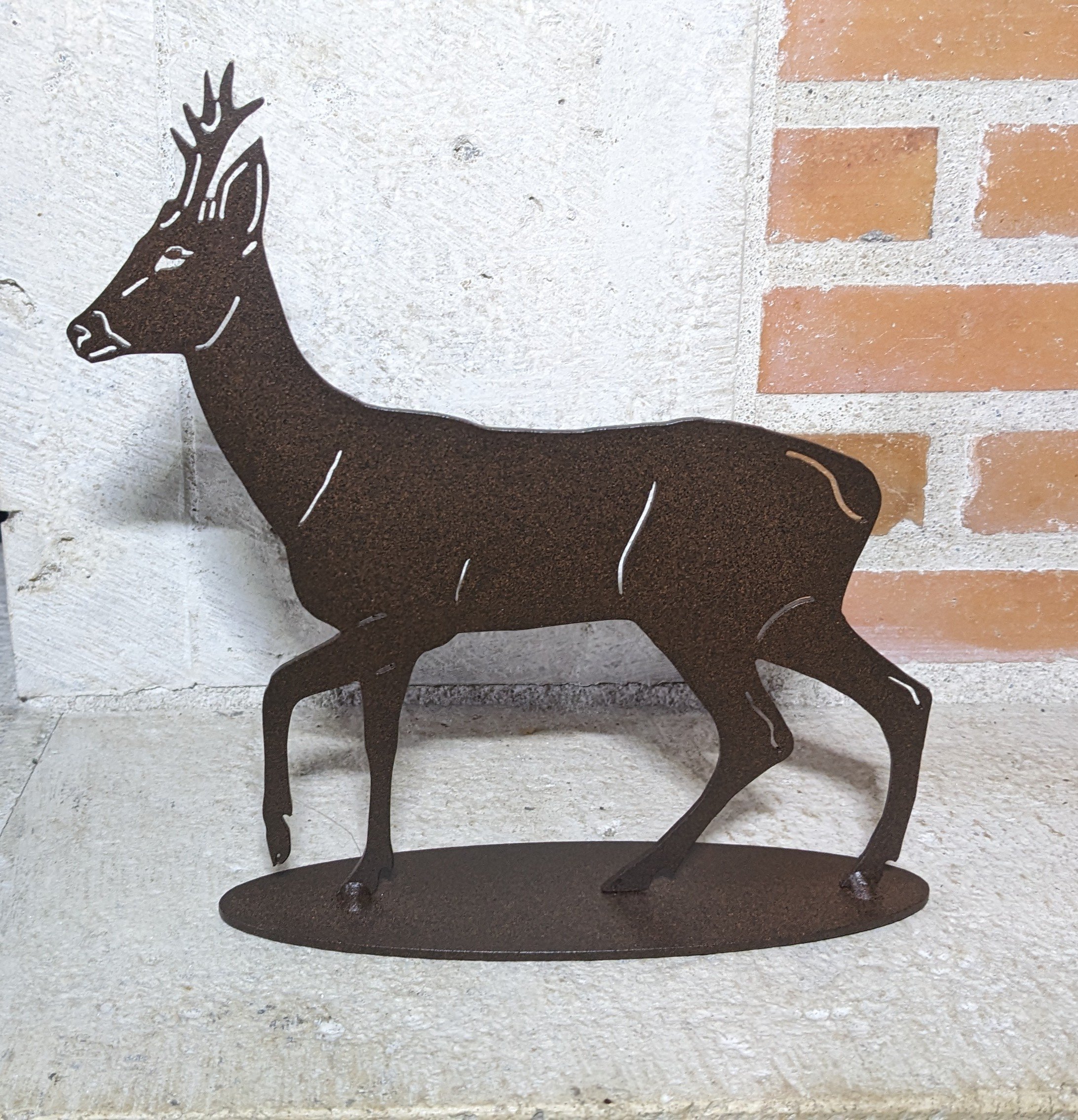 Brocard de profil sur socle en acier