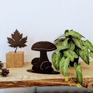 Champignons sur socle acier