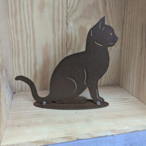 Chat assis sur socle acier