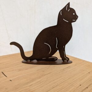 Chat assis sur socle acier