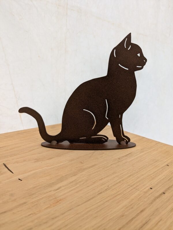 Chat assis socle acier