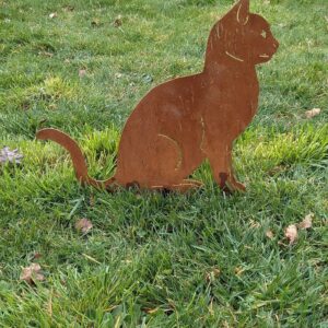 Chat assis en acier rouillé