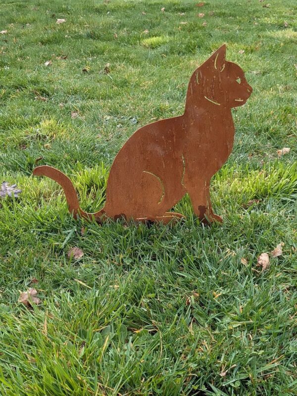 Chat assis en acier rouillé