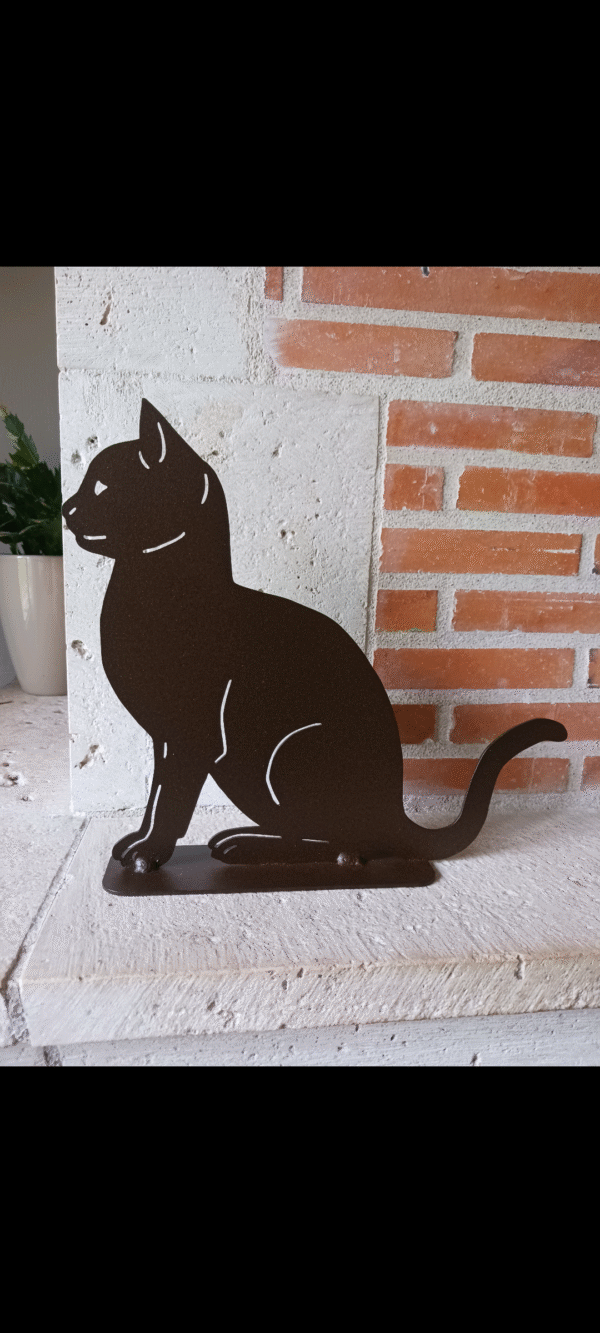 Chat assis socle acier – Image 3