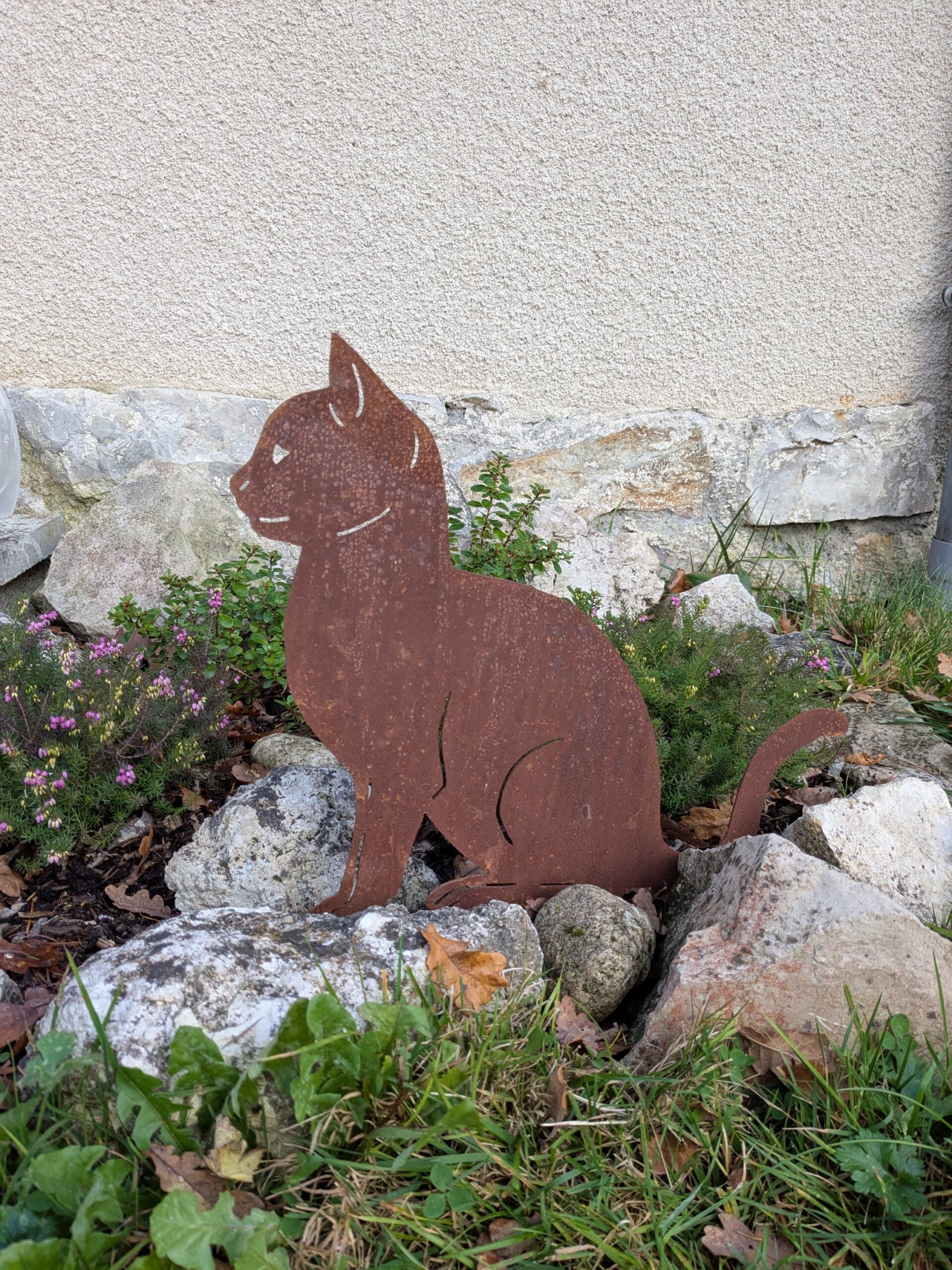 Chat assis en acier – Image 2