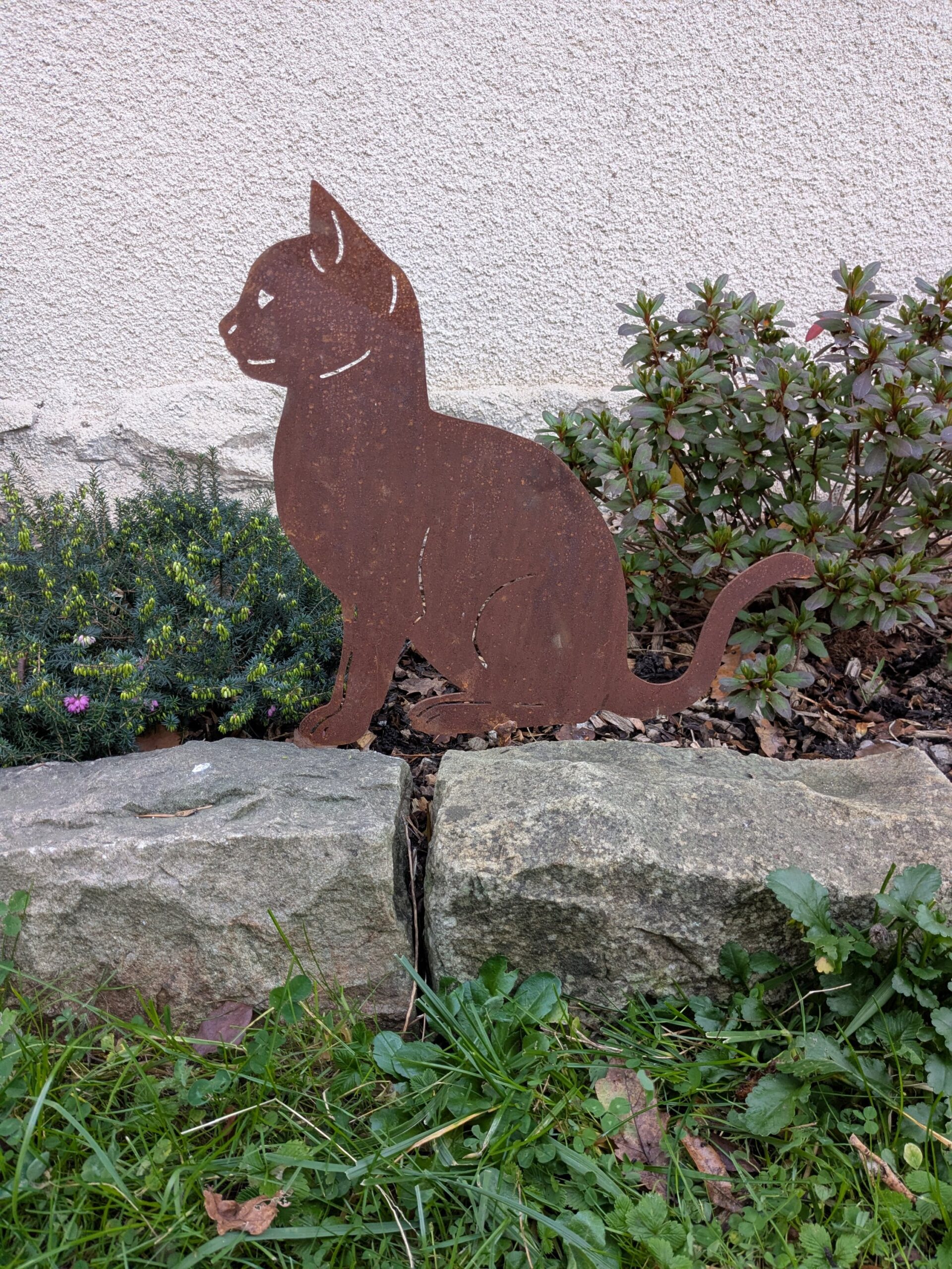 Chat assis en acier – Image 3