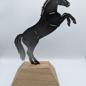 Cheval cabré sur socle bois