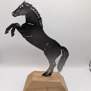 Cheval cabré sur socle bois