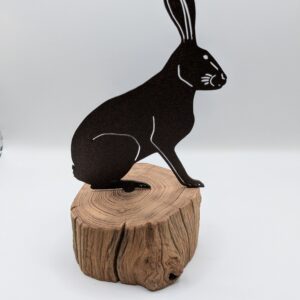 Lièvre assis sur socle en bois