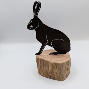Lièvre assis sur socle en bois