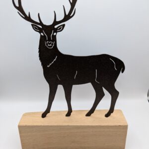 Cerf ajouré sur socle en bois
