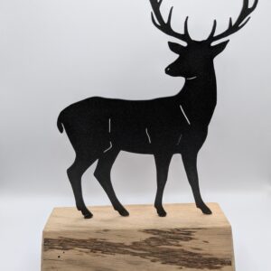 Silhouette de cerf sur socle en bois