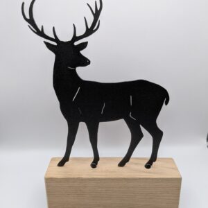 Silhouette de cerf sur socle en bois