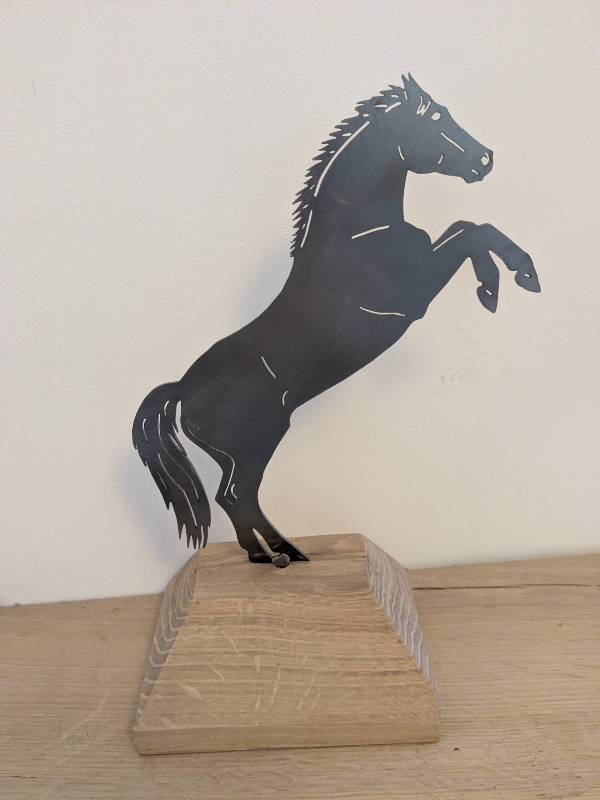 Cheval cabré sur socle bois – Image 3