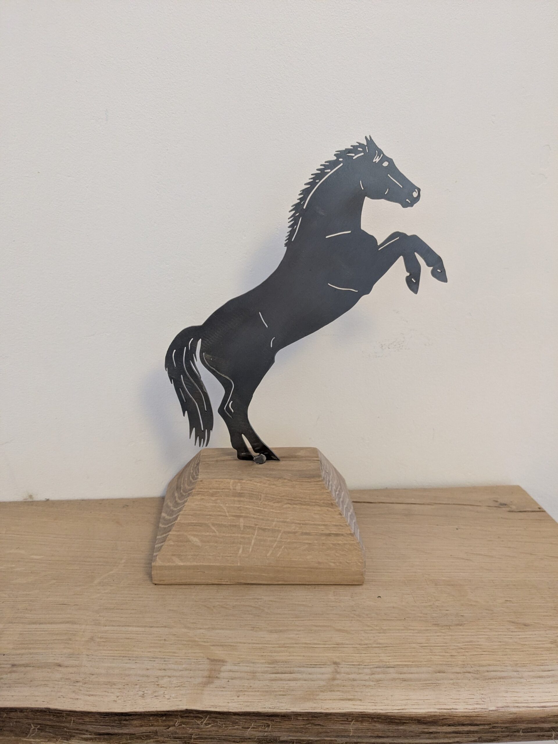 Cheval cabré sur socle bois – Image 4